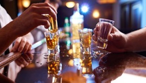 Καλαμπάκα: Σέρβιρε στους πελάτες της ποτά και συνελήφθη - Πρόστιμα σε 5 άτομα 